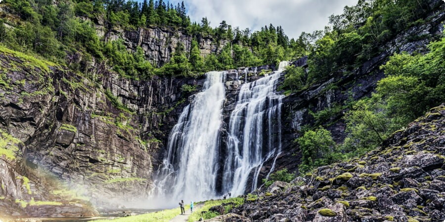 Skjervsfossen: Norwegens Symphonie der kaskadierenden Gewässer