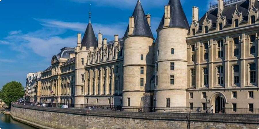 A Conciergerie: um vislumbre fascinante do passado medieval de Paris
